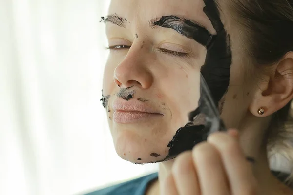 Selbst Hause Poren Reinigung Schwarze Holzkohle Maske Wellness Haut Weibliches — Stockfoto