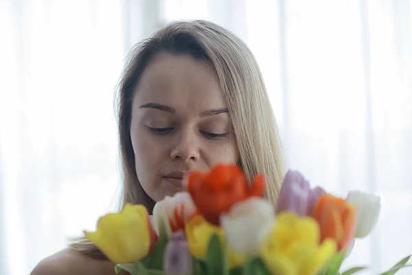 Weiblicher Strauß Aus Tulpen Porträt Eines Mädchens Frühling Und Blumen — Stockfoto