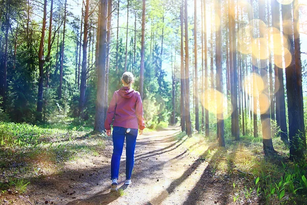 Bosque Primavera Mujer Cortavientos Trekking Primavera Descanso Naturaleza Paisaje Fondo — Foto de Stock