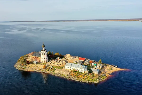 島の修道院温泉カムニー正教会湖クベンスコエ ヴォローダ地域ロシア北部 — ストック写真