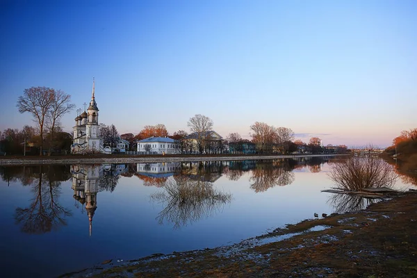 教会の川のパノラマボルダ 風景正統派観光ロシア — ストック写真