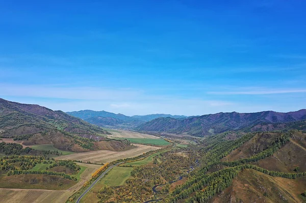 알타이 산맥의 드론에서 바라본 러시아 풍경의 — 스톡 사진
