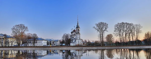 教会の川のパノラマボルダ 風景正統派観光ロシア — ストック写真