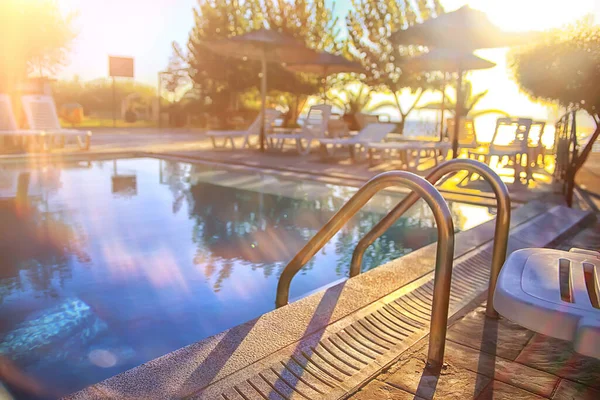 Sol Espreguiçadeiras Piscina Dia Ensolarado Água Verão Viagens Férias — Fotografia de Stock