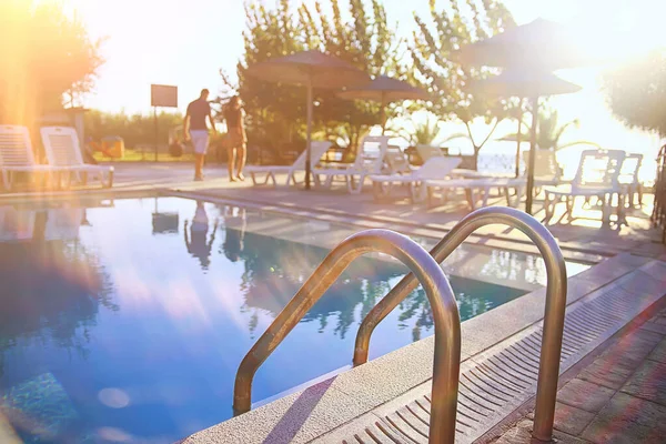 Ligstoelen Zwembad Zonnige Dag Water Zomer Vakantie Reizen — Stockfoto
