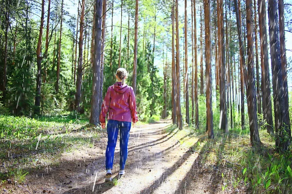 Primavera Foresta Femmina Giacca Vento Trekking Primavera Riposo Natura Paesaggio — Foto Stock