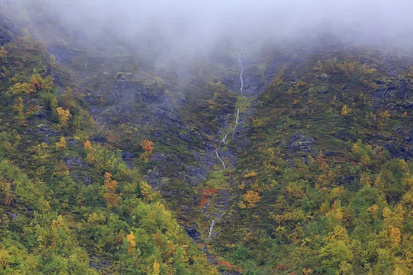山の岩霧の風景背景ミニマリズム — ストック写真