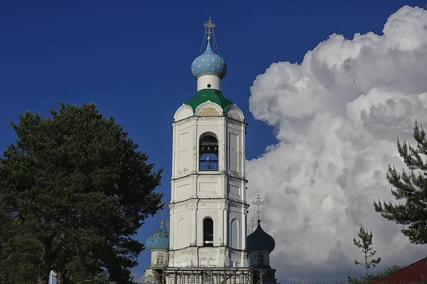 教会ドームクロススカイ宗教建築 — ストック写真