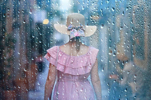 雨の女性のドレスヨーロッパ夏の雨の日若い女性の観光地中海 — ストック写真