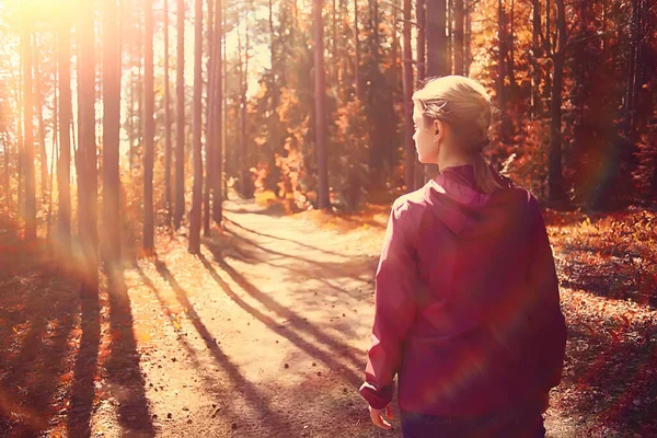 Stile Sportivo Femminile Foresta Autunnale Fitness Turismo Parco Giallo Foglia — Foto Stock