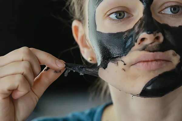Ben Cilt Gözeneği Siyah Kömür Maskesi Kaplıca Kadın Yüzü — Stok fotoğraf
