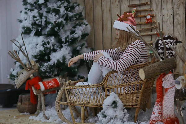 Interior Ano Novo Feminino Estúdio Natal Cartão Postal Mulher Humor — Fotografia de Stock