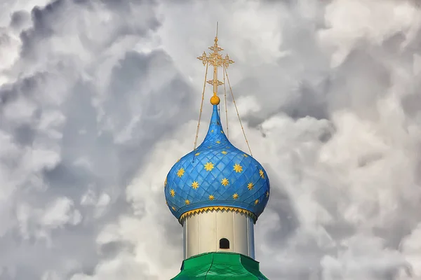 Kilise Kubbesi Gökyüzünde Din Mimarisi — Stok fotoğraf