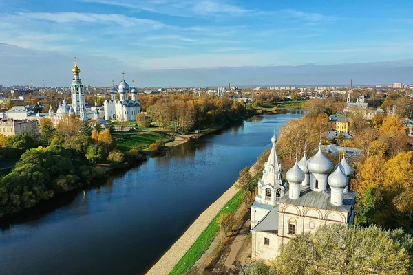 秋のヴォルダ クレムリン ドローン トップ ビュー ロシアの宗教キリスト教会 — ストック写真