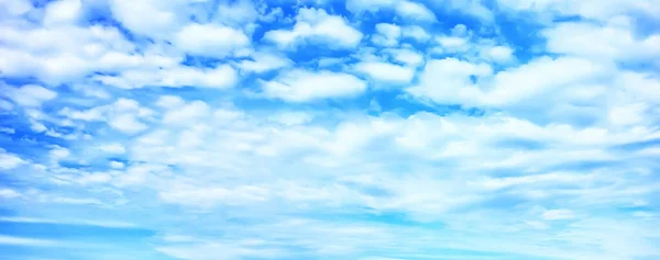 青い空の雲抽象的な背景白い自然 — ストック写真