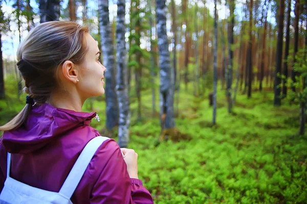 Primavera Floresta Fêmea Windbreaker Trekking Primavera Descanso Natureza Paisagem Fundo — Fotografia de Stock