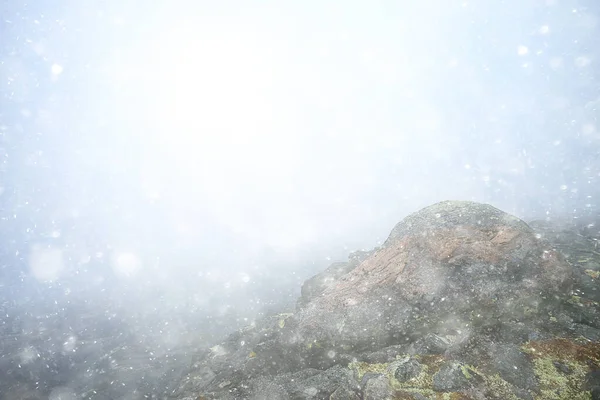 吹雪の冬の岩冬の雪の冷たい風景 — ストック写真