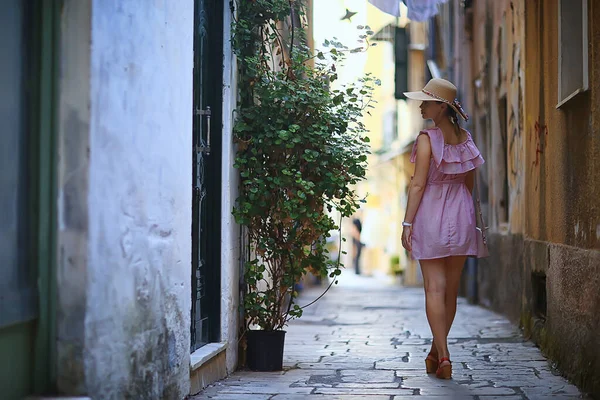 Turystyka Lato Stare Miasto Kobieta Europa Śródziemnomorza Młoda Kobieta Podróżnik — Zdjęcie stockowe