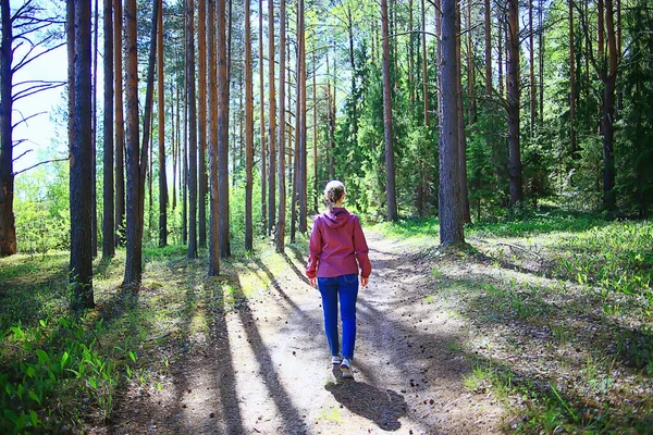 Primavera Foresta Femmina Giacca Vento Trekking Primavera Riposo Natura Paesaggio — Foto Stock