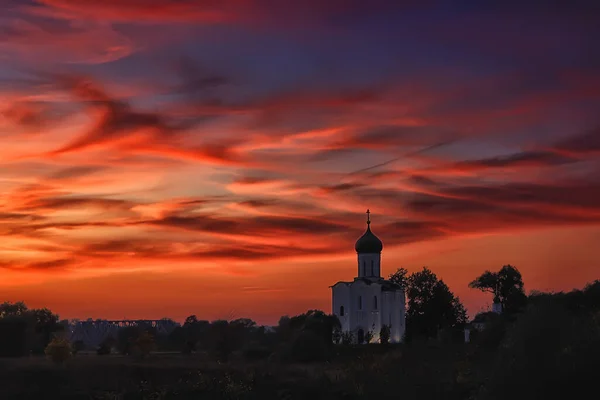 Täcka Nerl Landskap Kyrka Vid Solnedgången Sol Och Himmel Gyllene — Stockfoto