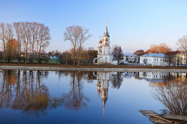 教会の川のパノラマボルダ 風景正統派観光ロシア — ストック写真