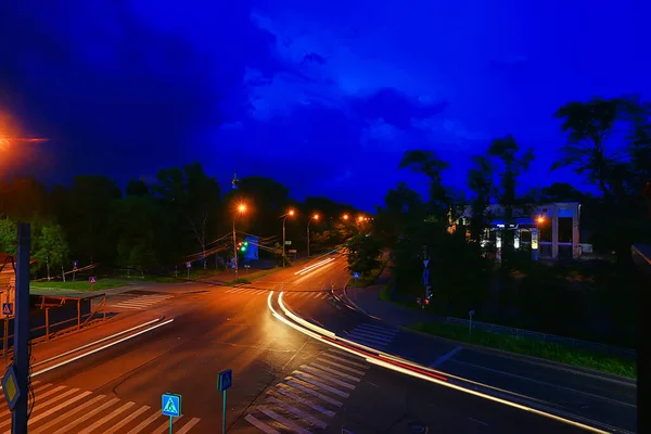 Éjszakai Közúti Közlekedés Nyomai Fény Közúti Városi — Stock Fotó