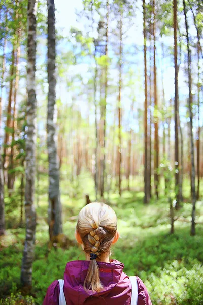 Frühling Wald Weiblich Windbreaker Trekking Frühling Ruhe Natur Landschaft Hintergrund — Stockfoto