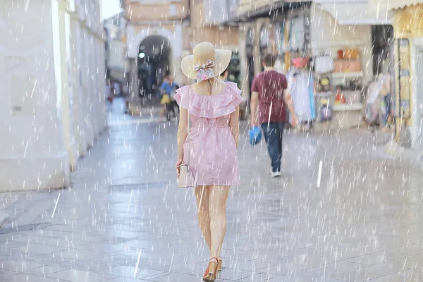 Pluie Femelle Robe Europe Été Pluvieux Jour Jeune Femme Tourisme — Photo