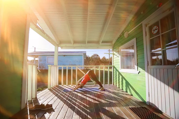 Weibliche Yoga Haus Veranda Gesundheit Sportaktivität Frühling Mädchen — Stockfoto