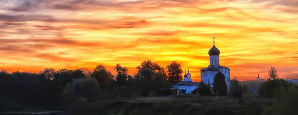Täcka Nerl Landskap Kyrka Vid Solnedgången Sol Och Himmel Gyllene — Stockfoto