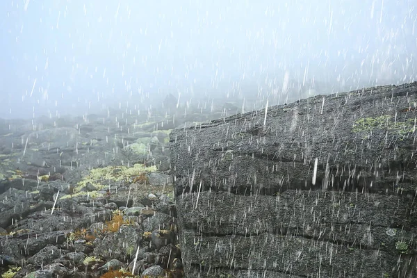 雨の自然背景山抽象的な霧の風景霧の暗い — ストック写真