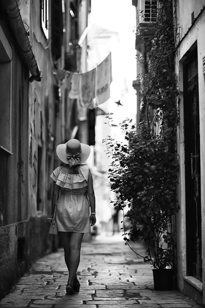 Turystyka Lato Stare Miasto Kobieta Europa Śródziemnomorza Młoda Kobieta Podróżnik — Zdjęcie stockowe