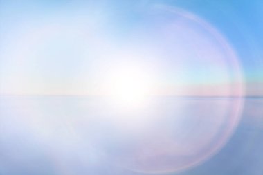 Güneş gökyüzü arka planda parlıyor, güneş ışığı bulutları soyut