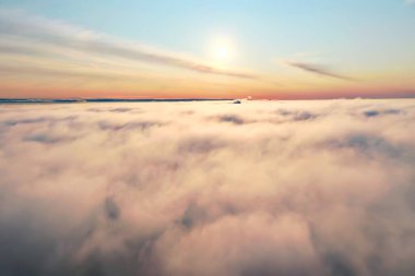 Mavi gökyüzü arka planda soyut gökyüzü manzarası cennet havası