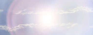 Güneş gökyüzü arka planda parlıyor, güneş ışığı bulutları soyut