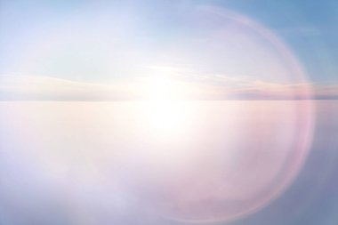 Güneş gökyüzü arka planda parlıyor, güneş ışığı bulutları soyut