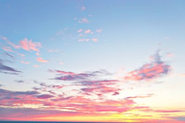 Mavi gökyüzü arka planda soyut gökyüzü manzarası cennet havası