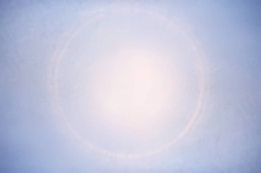 Güneş gökyüzü arka planda parlıyor, güneş ışığı bulutları soyut