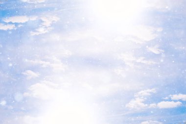 Güneş gökyüzü arka planda parlıyor, güneş ışığı bulutları soyut