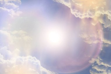 Güneş gökyüzü arka planda parlıyor, güneş ışığı bulutları soyut