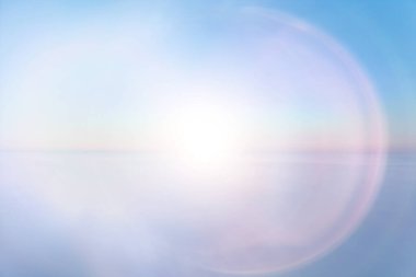 Güneş gökyüzü arka planda parlıyor, güneş ışığı bulutları soyut