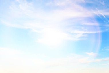 Güneş gökyüzü arka planda parlıyor, güneş ışığı bulutları soyut