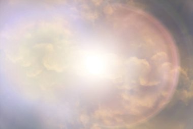 Güneş gökyüzü arka planda parlıyor, güneş ışığı bulutları soyut