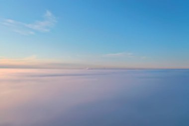 Mavi gökyüzü arka planda soyut gökyüzü manzarası cennet havası