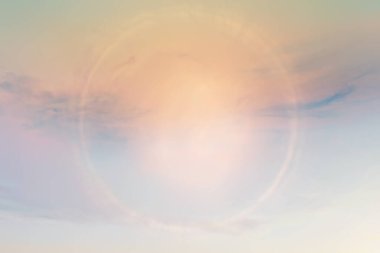 Güneş gökyüzü arka planda parlıyor, güneş ışığı bulutları soyut