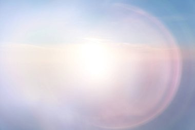 Güneş gökyüzü arka planda parlıyor, güneş ışığı bulutları soyut