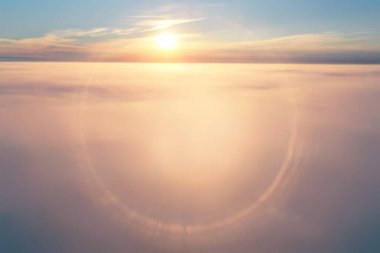 Güneş gökyüzü arka planda parlıyor, güneş ışığı bulutları soyut