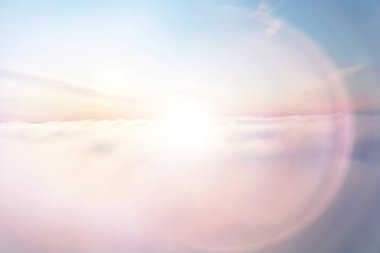 Güneş gökyüzü arka planda parlıyor, güneş ışığı bulutları soyut