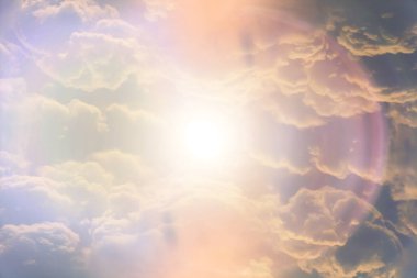 Güneş gökyüzü arka planda parlıyor, güneş ışığı bulutları soyut