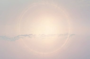 Güneş gökyüzü arka planda parlıyor, güneş ışığı bulutları soyut